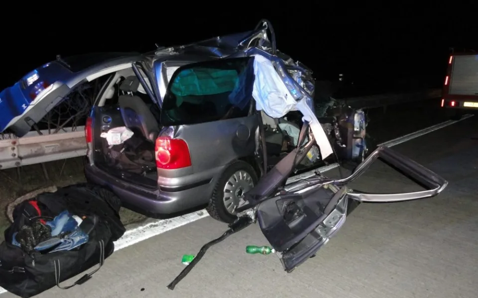 Zničený osobní automobil, foto: HZS JMK