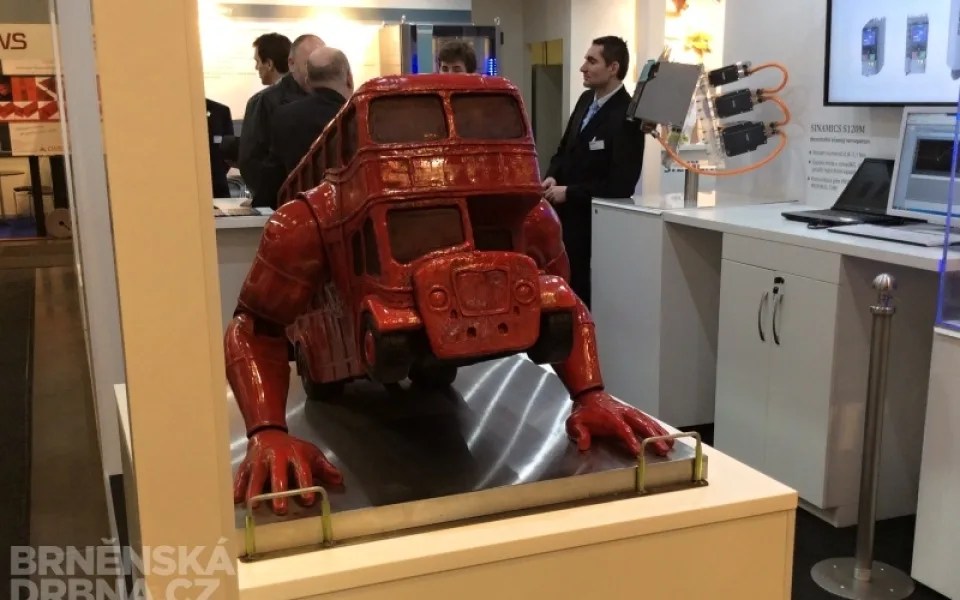 Návštěvníci na Amperu uvidí i zmenšeninu klikujícího autobusu sochaře Davida Černého, foto: Brněnská Drbna, David Zouhar