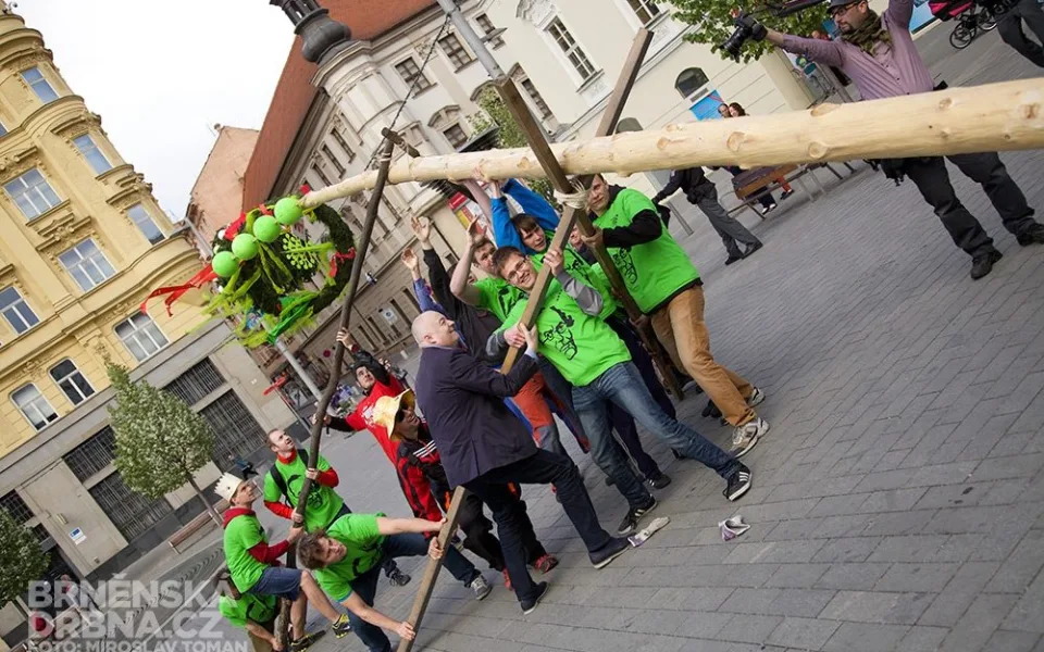 Brněnští studenti vztyčili na náměstí Svobody májku, foto: Brněnská Drbna, Miroslav Toman
