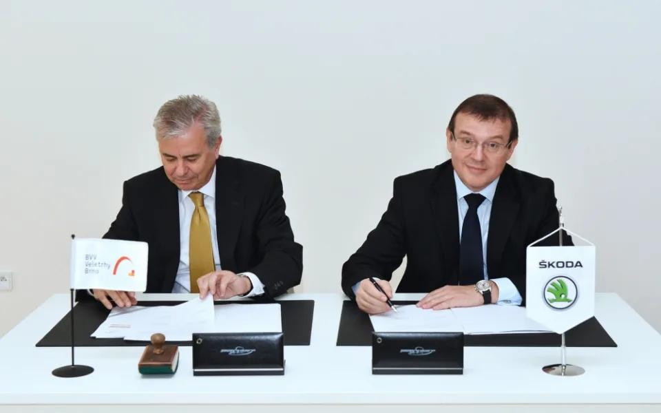 Generální ředitel brněnských veletrhů Jiří Kuliš (vlevo) a člen představenstva za oblast HR-Management  Škoda Auto Bohdan Wojnar podepsali smlouvu o spolupráci, foto: Veletrhy Brno