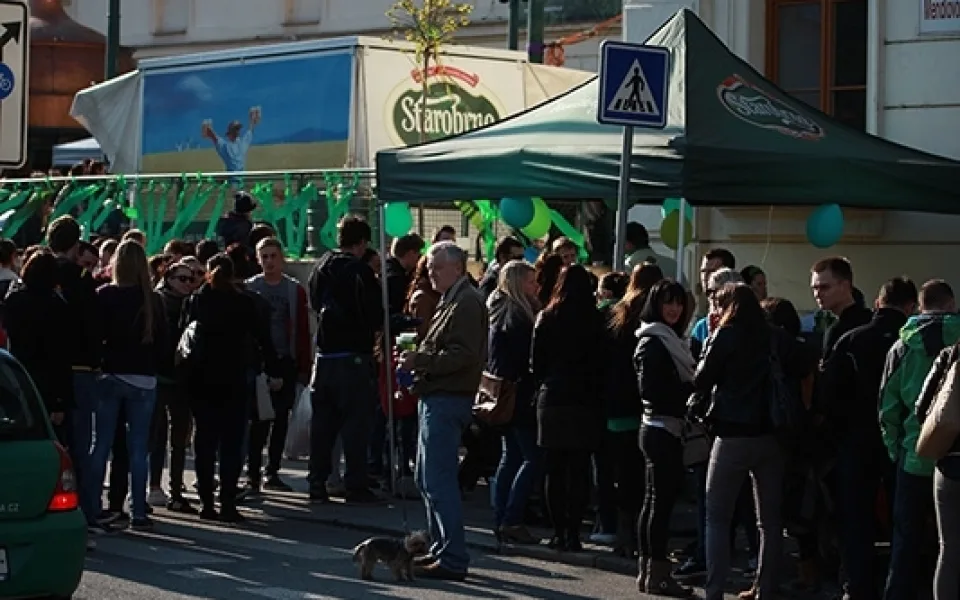 Zelené pivo přilákalo na Moravské náměstí stovky Brňanů, foto: Brněnská Drbna, Miroslav Toman