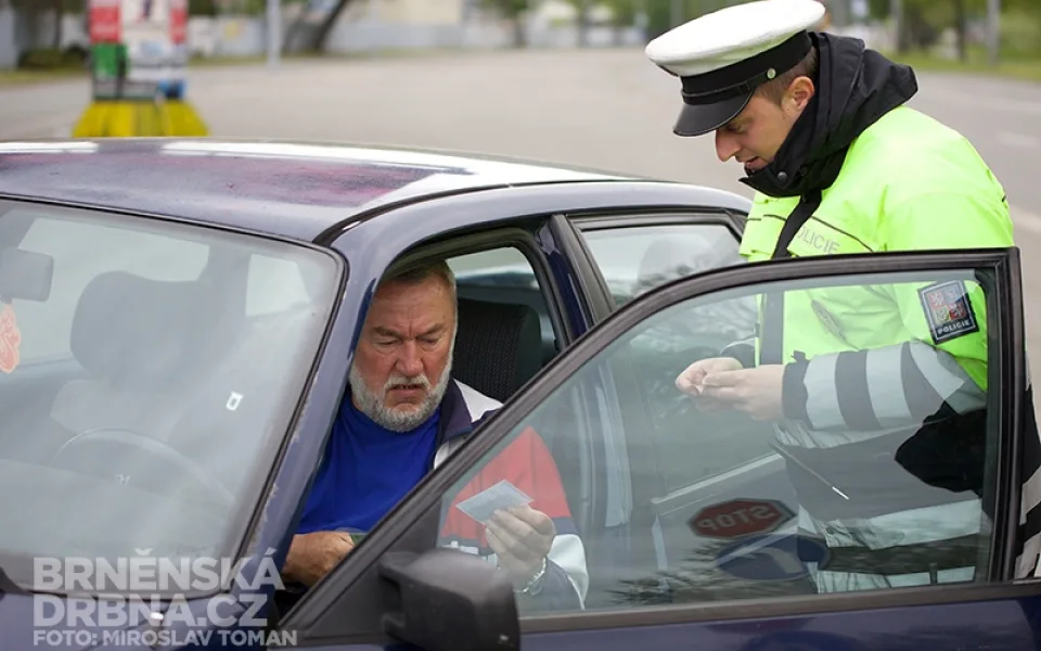 Policisté odměňovali řidiče nealkoholickým pivem, foto: Brněnská Drbna, Miroslav Toman