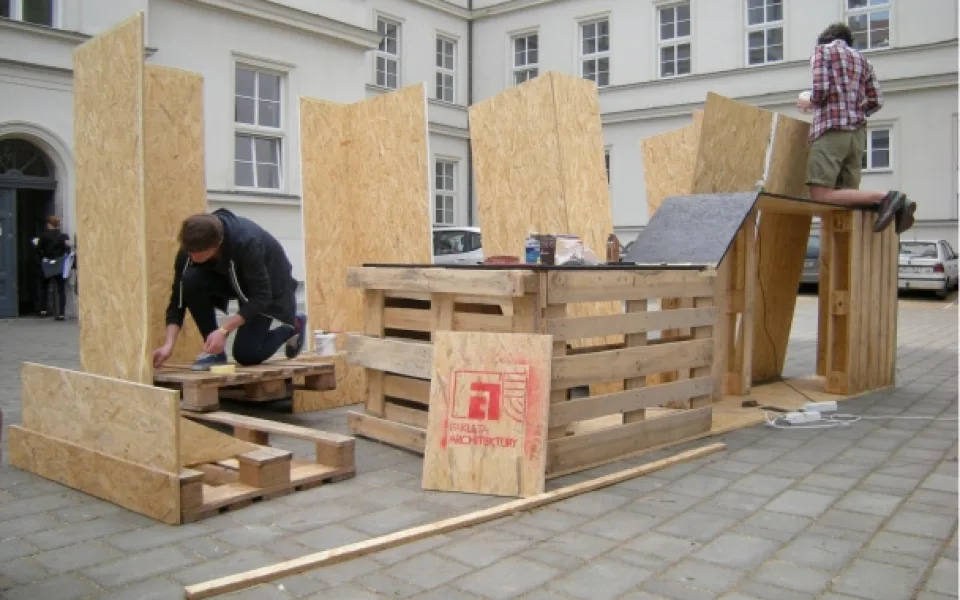 Stavba pavilonu na dvoře Fakulty architektury probíhala formou studentského workshopu, foto: Pavel Stříteský