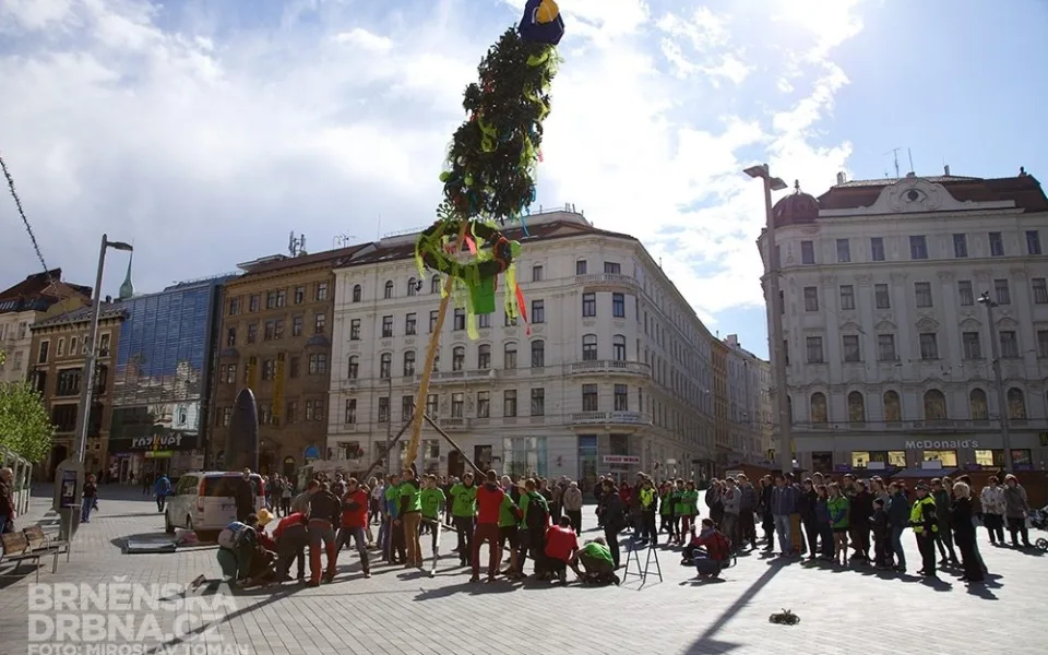 Studenti také strhnou Májku, foto: Brněnská Drbna, Miroslav Toman