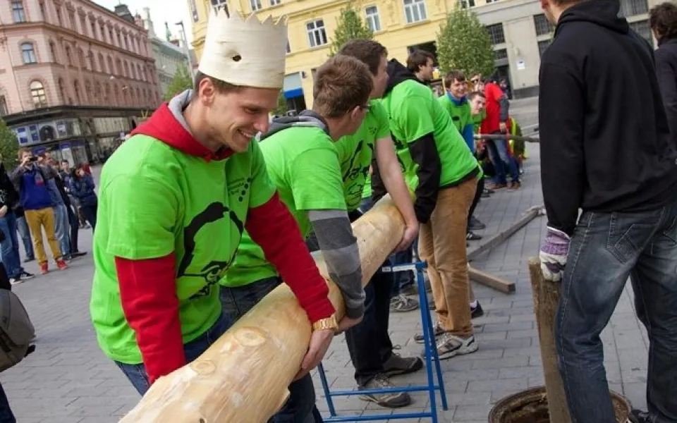 Studenti ponesou průvodem i májku, foto: Brněnská Drbna, Miroslav Toman
