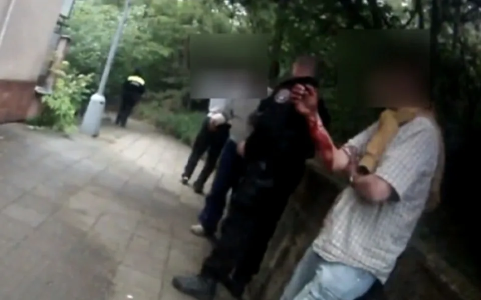 Rotvajler pokousal mužům ruce, foto: Městská policie Brno