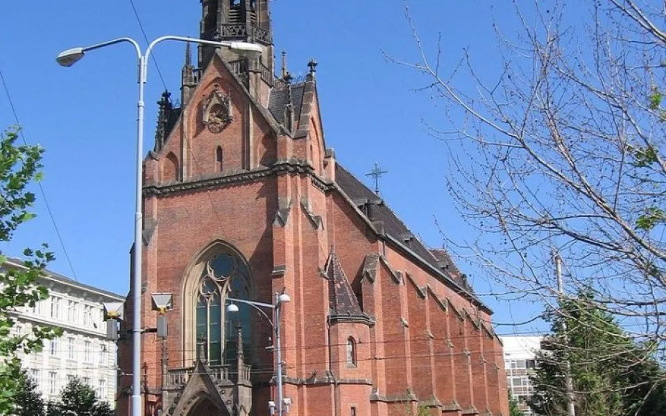 Českobratrský evangelický chrám Jana Amose Komenského, známý jako Červený kostel. Foto: Wikipedia.org