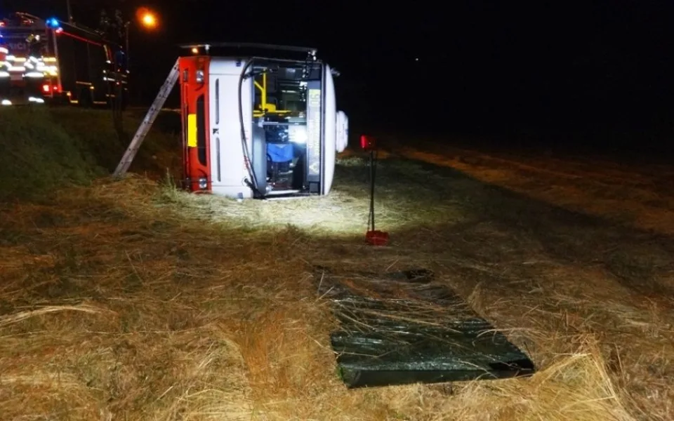 Havarovaný autobus u Ořešína, foto: HZS JMK