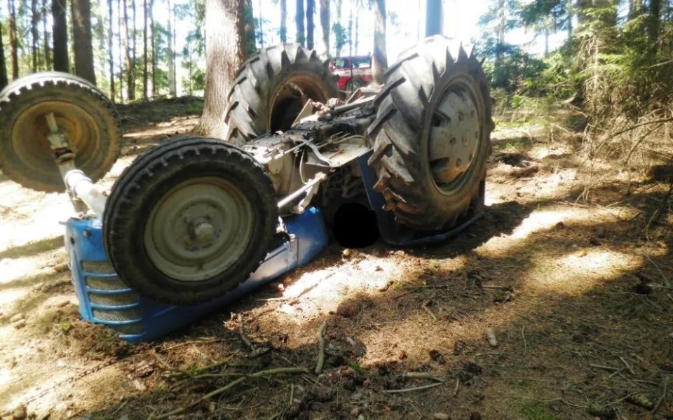 Traktor se převrátil na řidiče, ten zraněním podlehl, foto: HZS JMK
