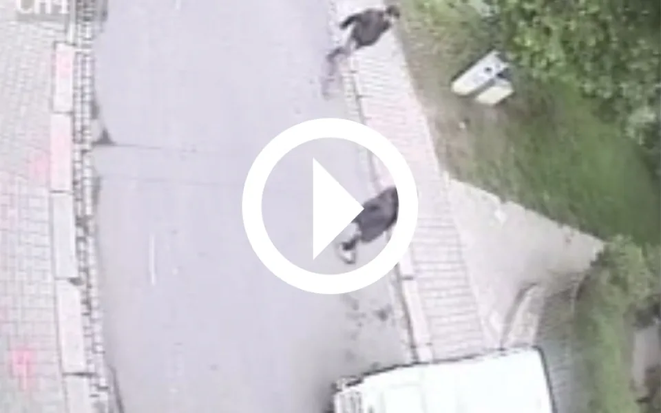 Pachatel byl zachycen na videu, jak sleduje nevidomého muže. Foto: video Policie ČR