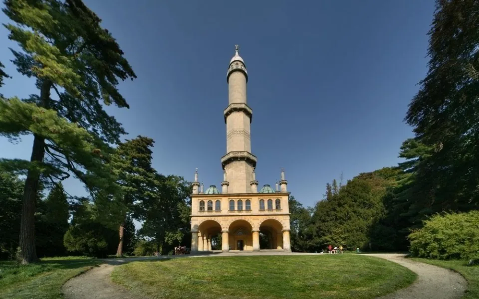 Minaret v zahradách lednického zámku