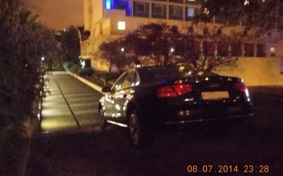 Švédovo Audi se zaseklo na schodech, které si spletl s vjezdem do garáží, foto: MPB