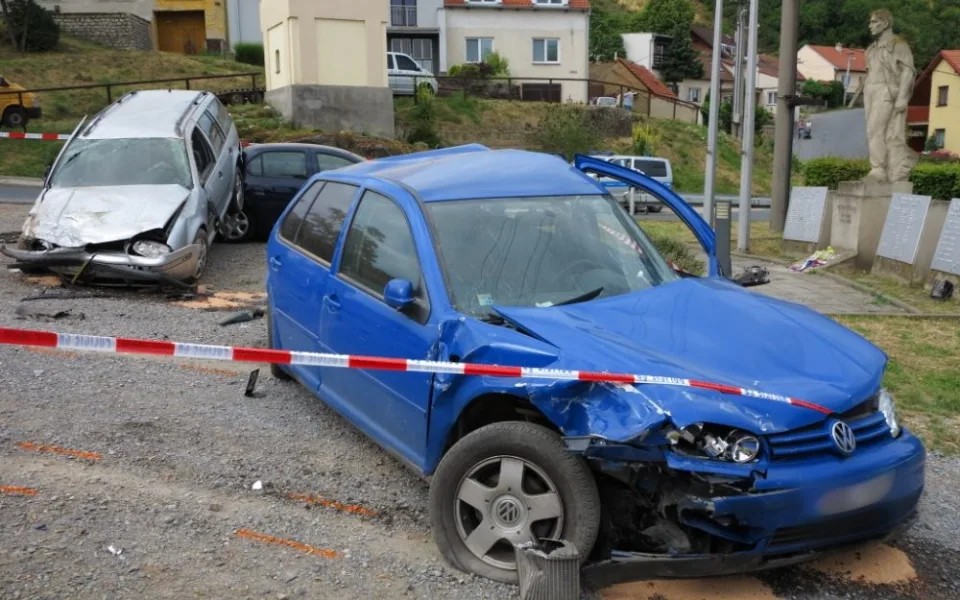 Po havárii jediného vozu vypadala náves obce jako vrakoviště, foto: HZS JMK