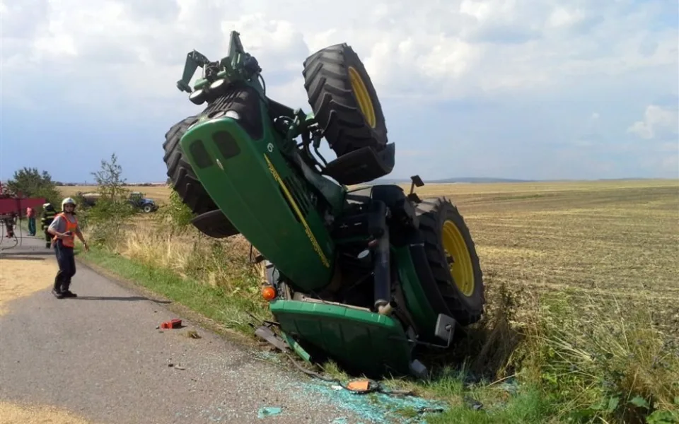 Převrácený traktor u obce Prace, foto: HZS JMK