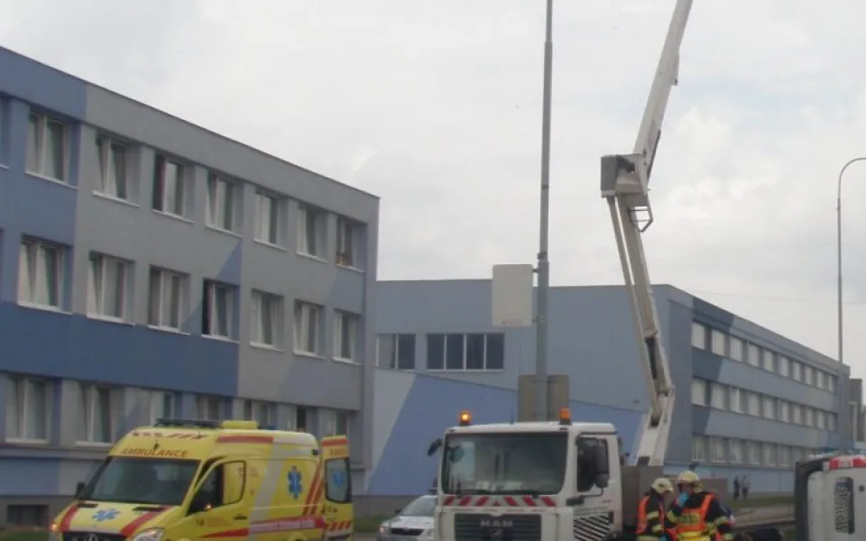 Dělník spadnul z plošiny, na které právě prováděl údržbu osvětlení, foto: HZS JMK