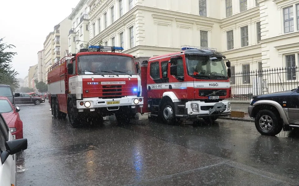 Přívalový déšť v Brně: stály tramvaje, škody hlásí knihovna, foto: HZS JMK