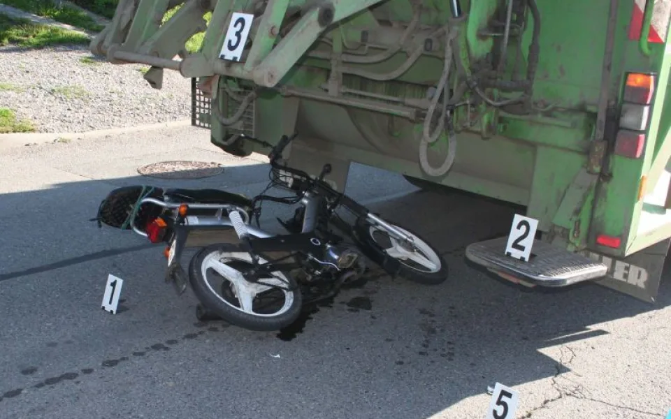 Řidiče mopedu zřejmě oslnilo slunce, foto: Policie ČR