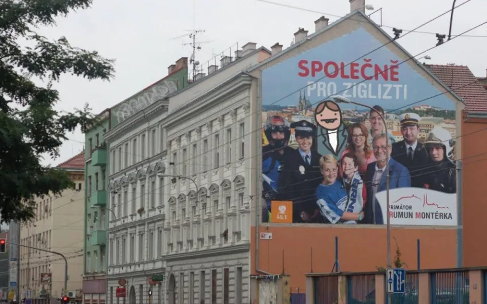 Reklamní plocha primátora Onderky už se stala terčem vtipálků, koláž: Opráski sčeskí historje