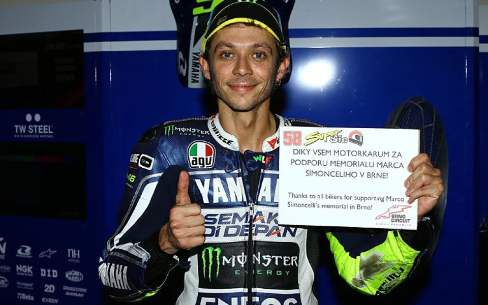 Účastníky loňského rekordu pozdravil v přímém přenosu i Valentino Rossi