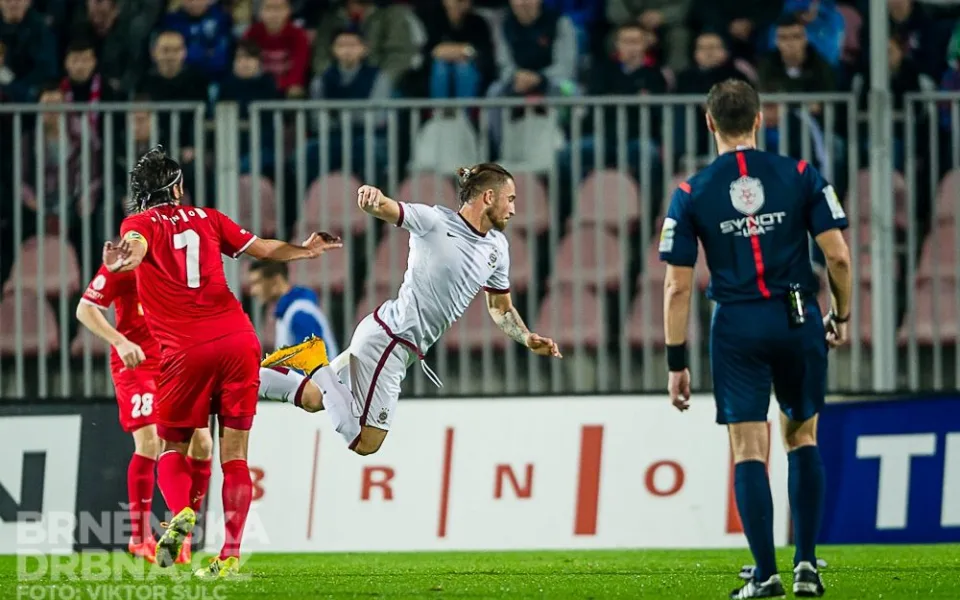 Sparťanský Vácha v souboji s brněnskými hráči, foto: Viktor Šulc