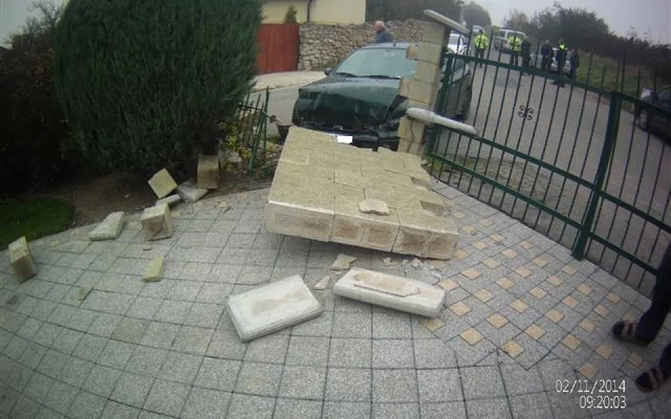 Opilý řidič boural v neděli dopoledne, tentokráte do dom