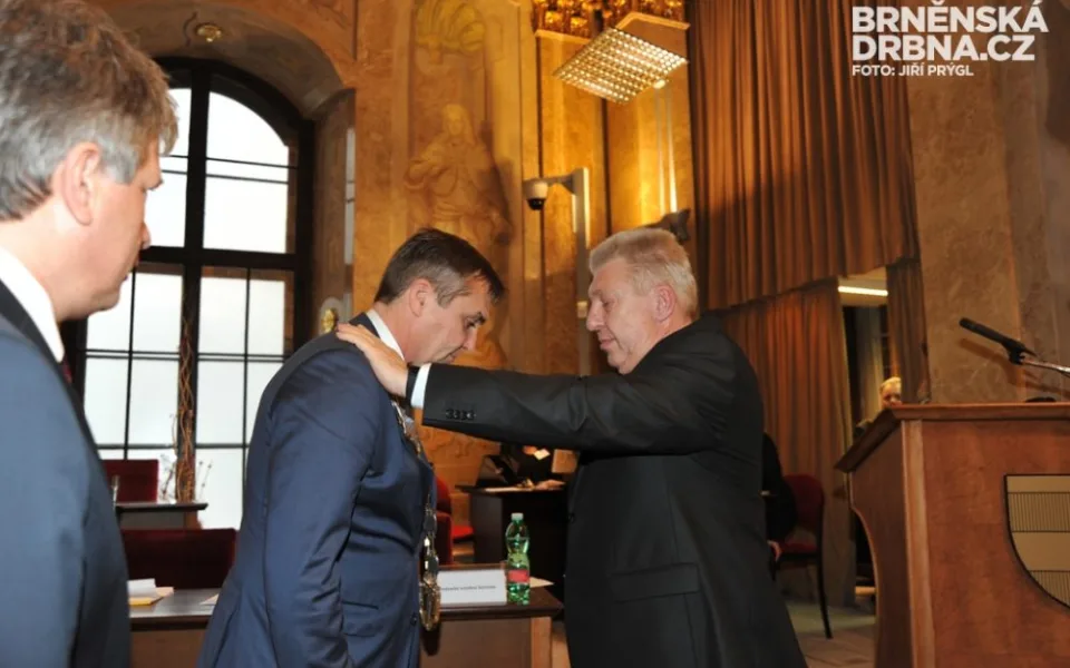 zleva: odstupující primátor Roman Onderka, nový                               primátor Petr Vokřál, kterému předává primátorský                              řetěz tajemník Magistrátu města Brna Pavel Loutocký