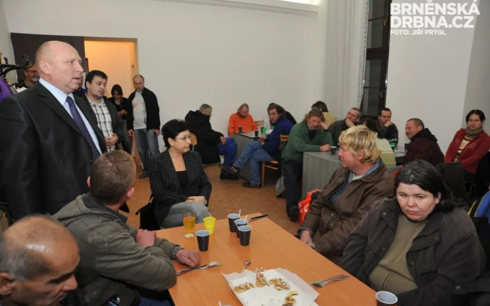 Lidem bez domova začala sloužit noční krizová centra