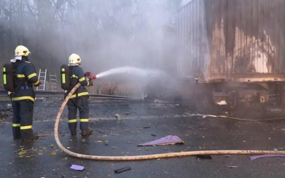 Dálnici D2 uzavřela na Břeclavsku nehoda dvou kamionů s úmrtím