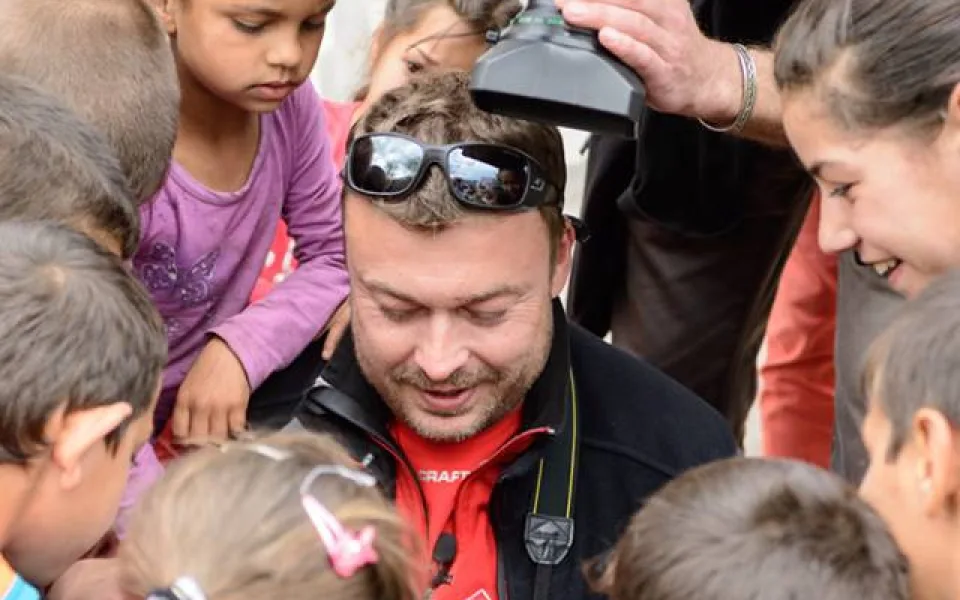 Radim Kupec v obležení dětí z osady. Autor- Tomáš Picka