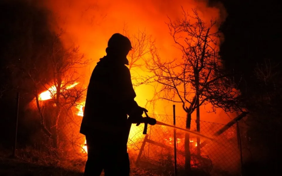 Požár chaty, foto: www.firebrno.cz