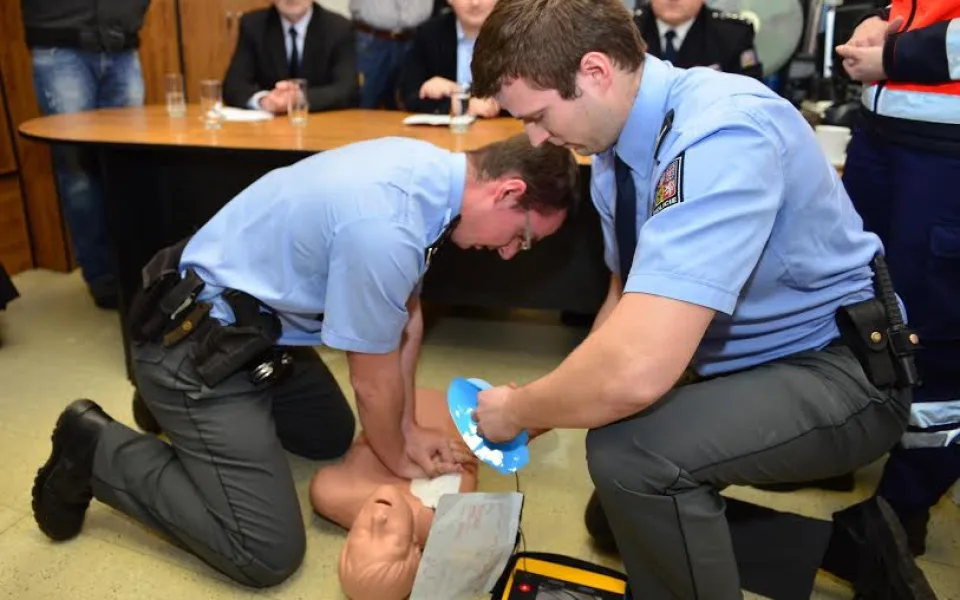 Zprovoznění automatizovaného externího defibrilátoru na policejní služebně v Rajhradě