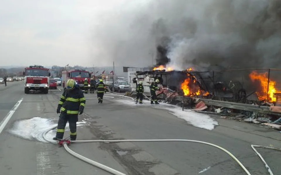 Požár pneumatik. Foto: firebrno.cz