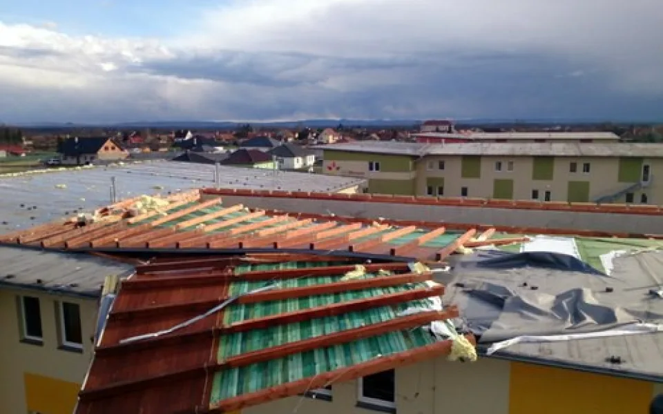 Poškozená střecha, Foto: firebrno.cz
