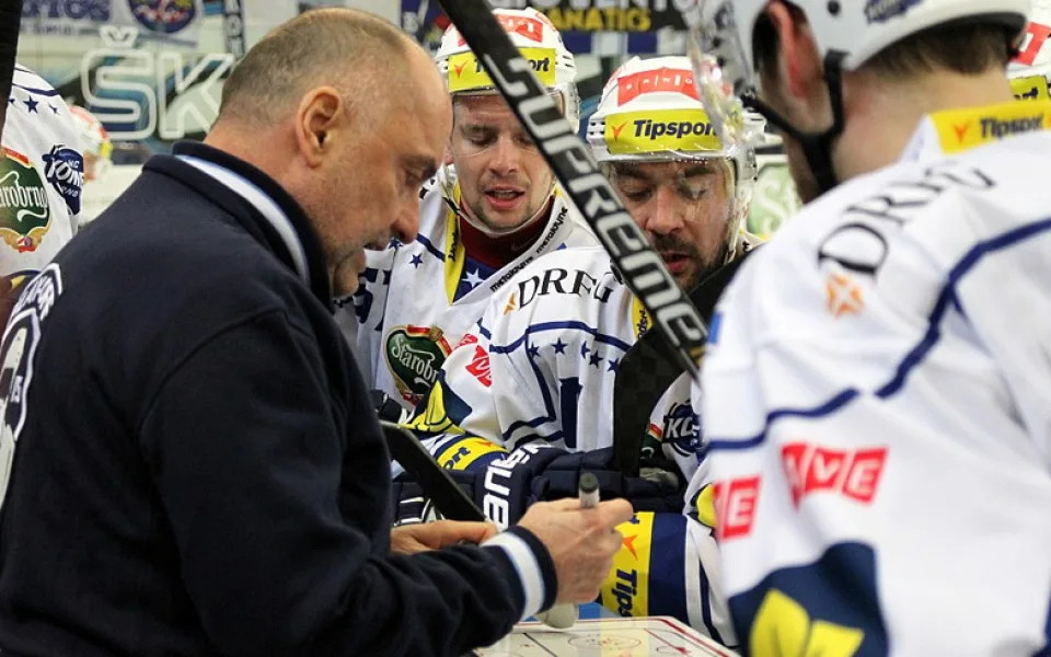 Vladimír Kýhos rozdává pokyny, foto: hc-kometa.cz