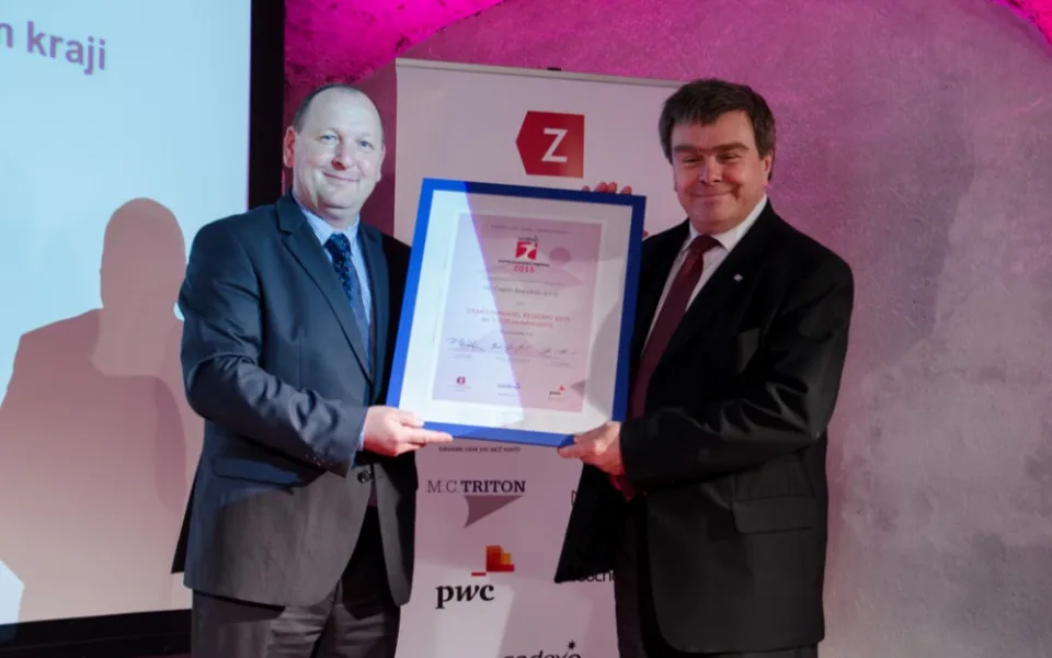 Cenu předává Libor Vranka, Sodexo. Přebírající, Jiří Očadlík, FEI Czech Republic