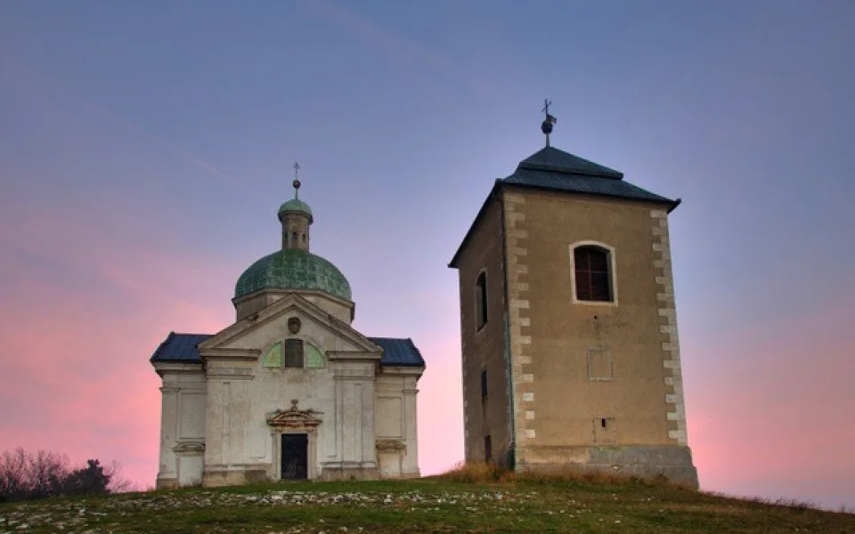Zvonice a kostel sv. Šebestiána, foto: mapy.cz