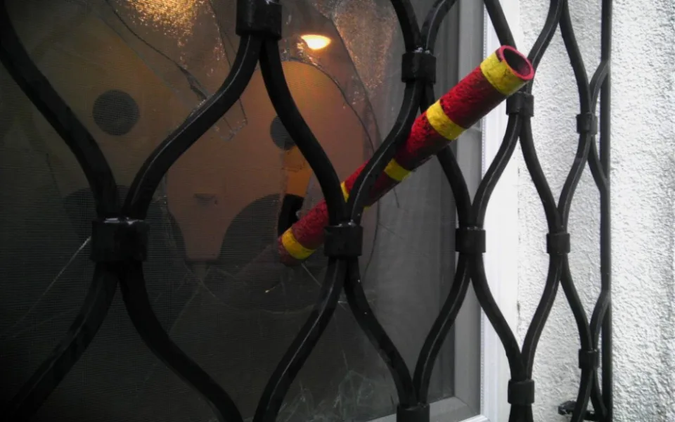 Železná tyč, ktorou pachatelé prorazili okno do mešity. Zdroj: ISLAMONLINE.sk
