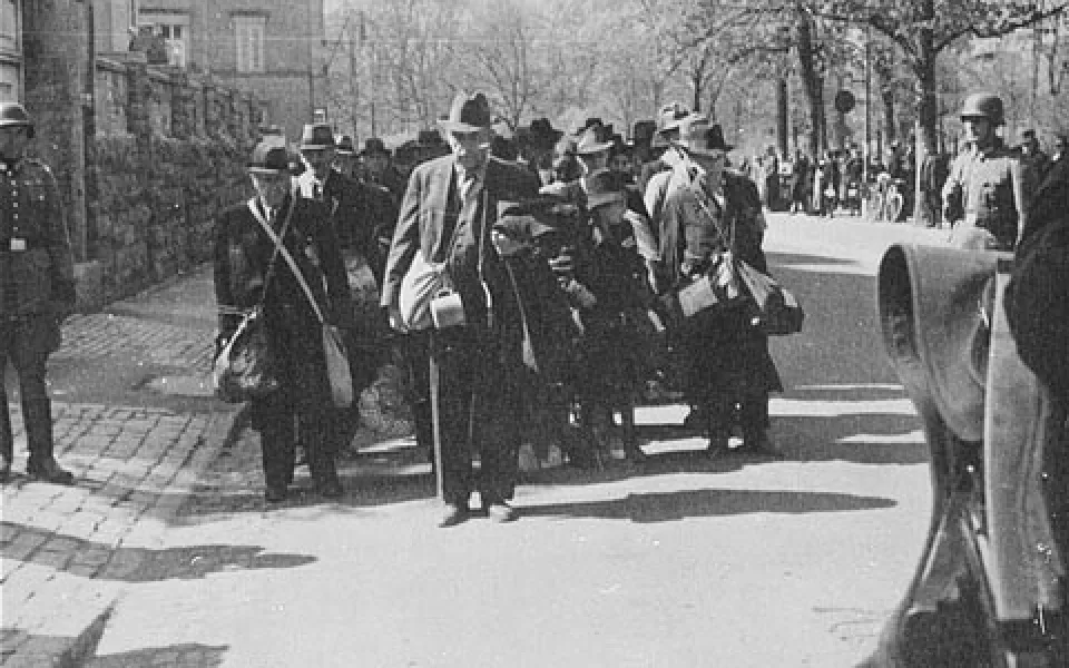 Deportace Židů z Würzburgu, 25. dubna 1942. (Foto: National Archives, courtesy of USHMM Photo Archives.)