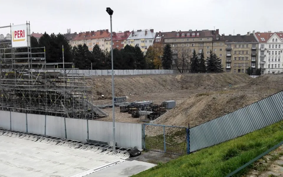 Aktuálně z místa bývalého zimního stadiónu. Probíhají přípravné práce, FOTO:  Hc-kometa