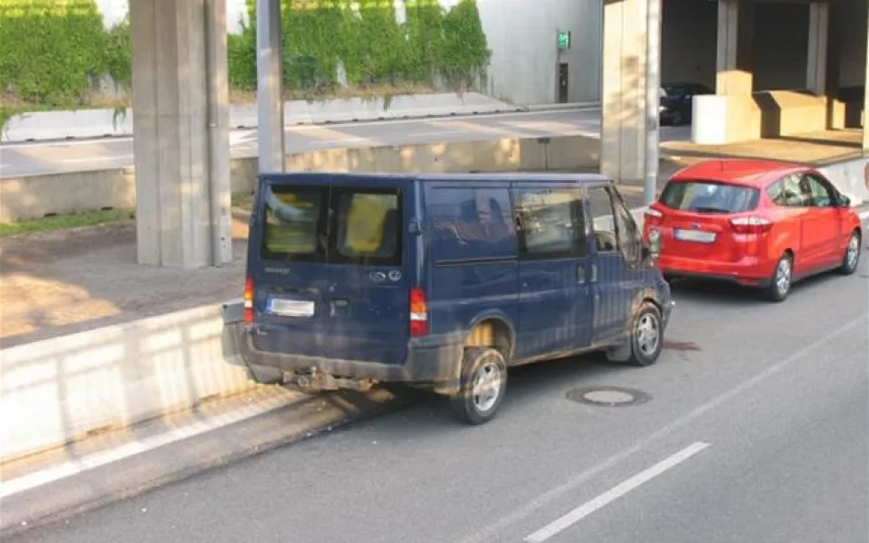 Modrá dodávka, kterou vytlačil ze silnice řidič jaguáru, havarovala. Foto: Policie ČR