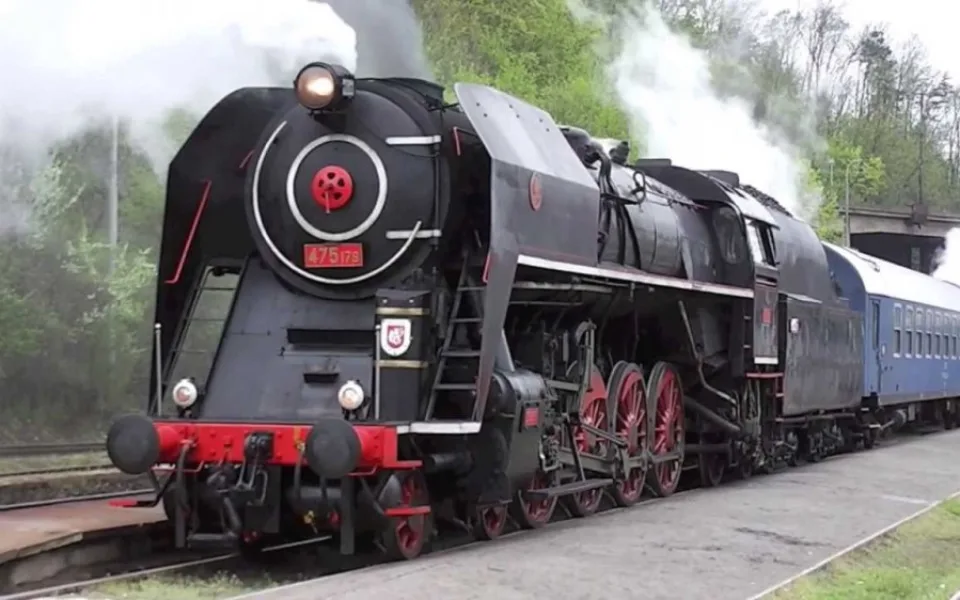 Expres Sv. Jiří v čele s parní lokomotivou Šlechtična 475.179, foto: youtube.com