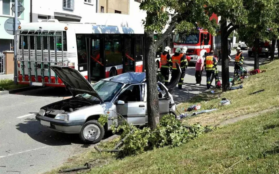 Dopravní nehoda autobusu a osobního auta