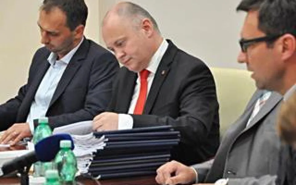 Hejtman Michal Hašek (uprostřed)