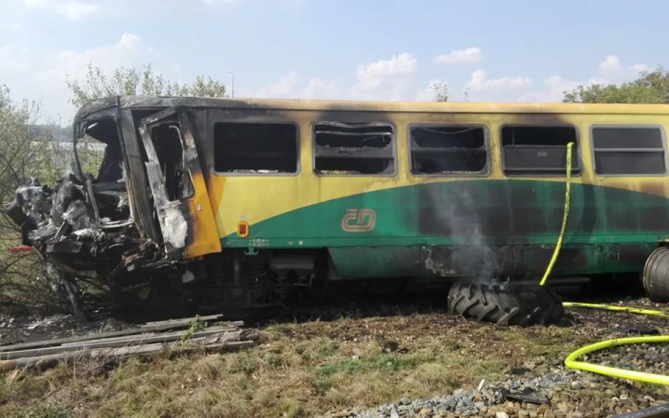 Ohořelý vagon vlaku po úterní srážce s traktorem, zdroj: PČR