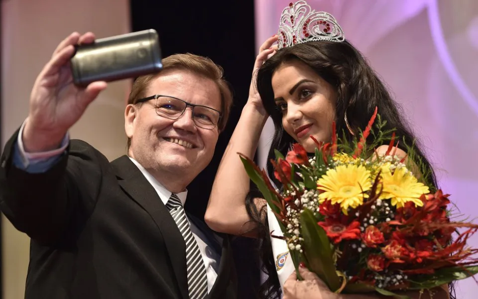 Miss Roma Adriana Malíková a místopředseda Senátu Parlamentu ČR Zdeněk Škromach, Zdroj: ČTK