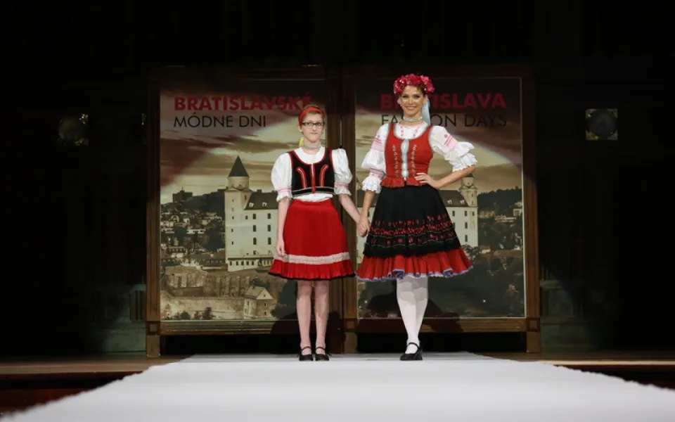 Tříletá Adélka vyrazila k moři, čtrnáctiletá Martina se prošla po molu s Andreou Verešovou