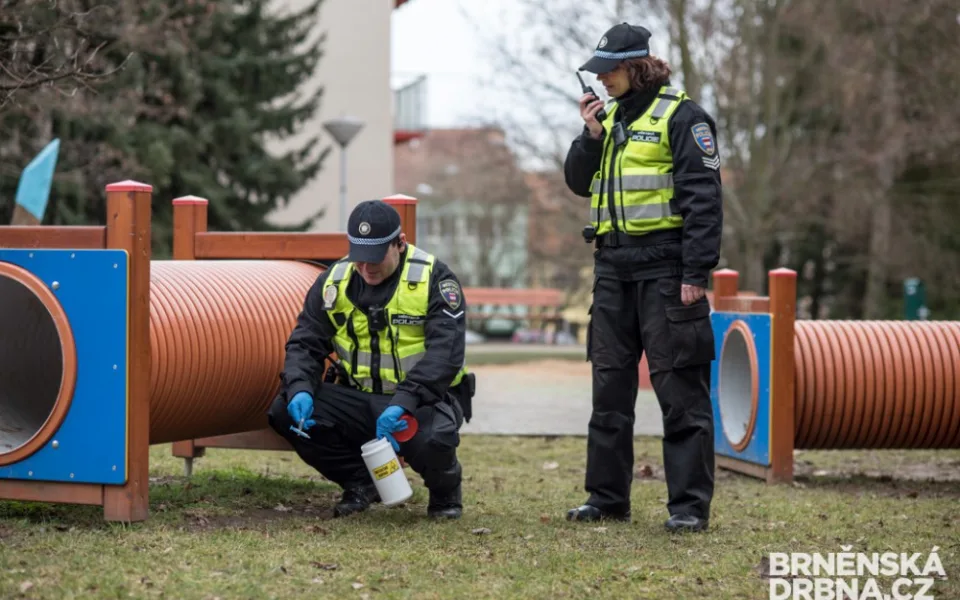 Strážníci při sběru injekčních stříkaček