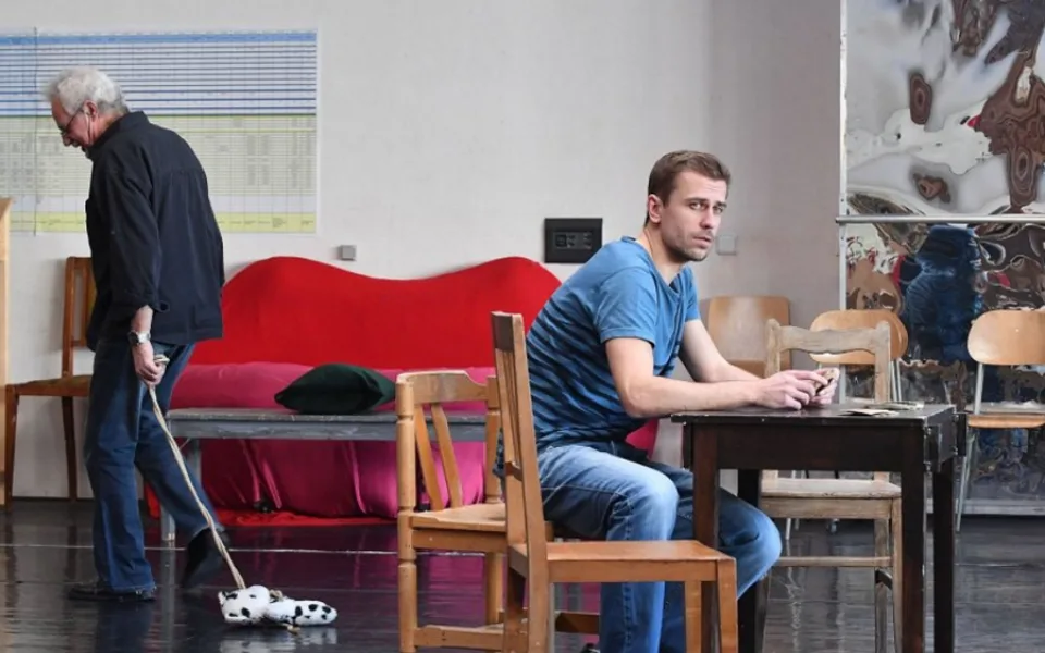 Snímek ze zkoušky brněnské inscenace dramatu O myších a lidech. Autor: Jef Kratochvil