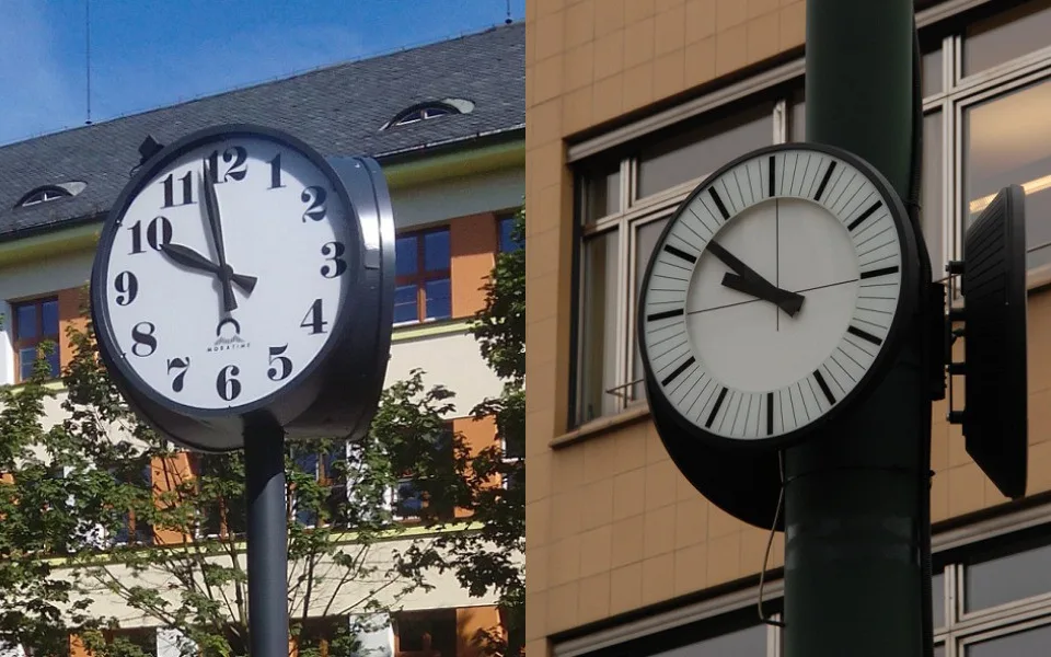Historizující (vlevo) vs. Moderní hodiny (vpravo), Zdroj: MMB