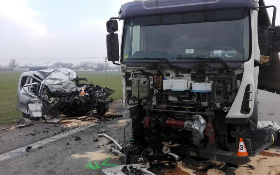 Auto se střetlo s kamionem, Zdroj: PČR